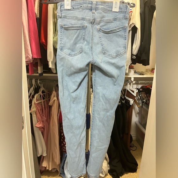 GAP Non-Ripped Straight Cut Light Wash Jeans Lightly Worn Size 0/25R - Picture 2 of 4